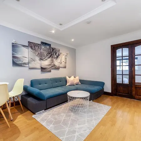 Bright 1 Bedroom Apt Wpatio, Next To Westfield Centre